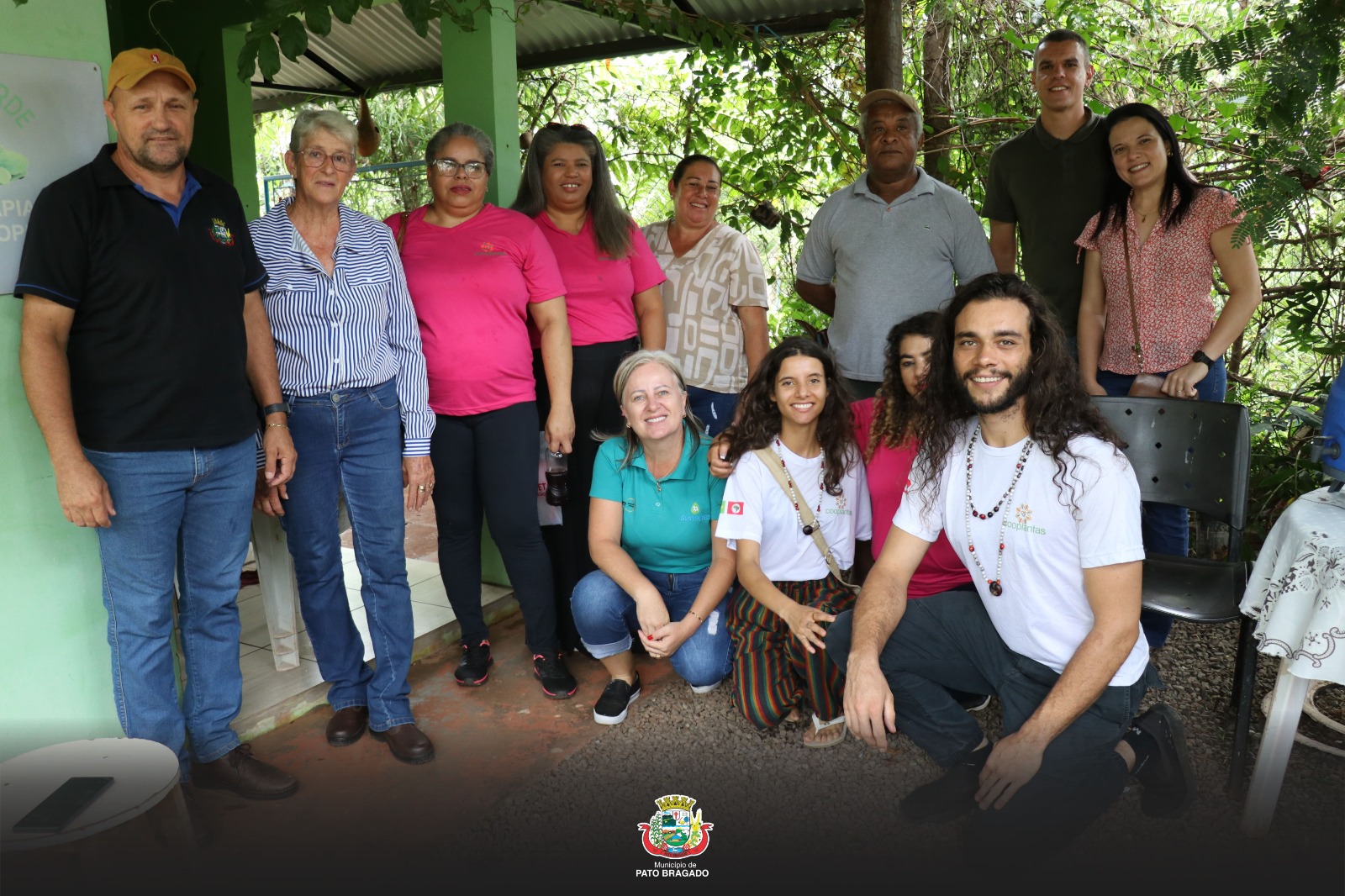 Horto de Pato Bragado recebe comitiva da UFSCar e Cooplantas para intercâmbio sobre plantas medicinais