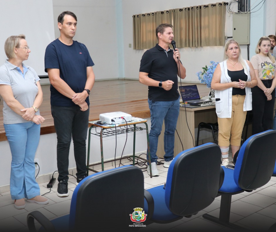 Formação pedagógica dos profissionais da educação chega ao segundo dia; Retorno  s aulas será na quinta-feira (05)