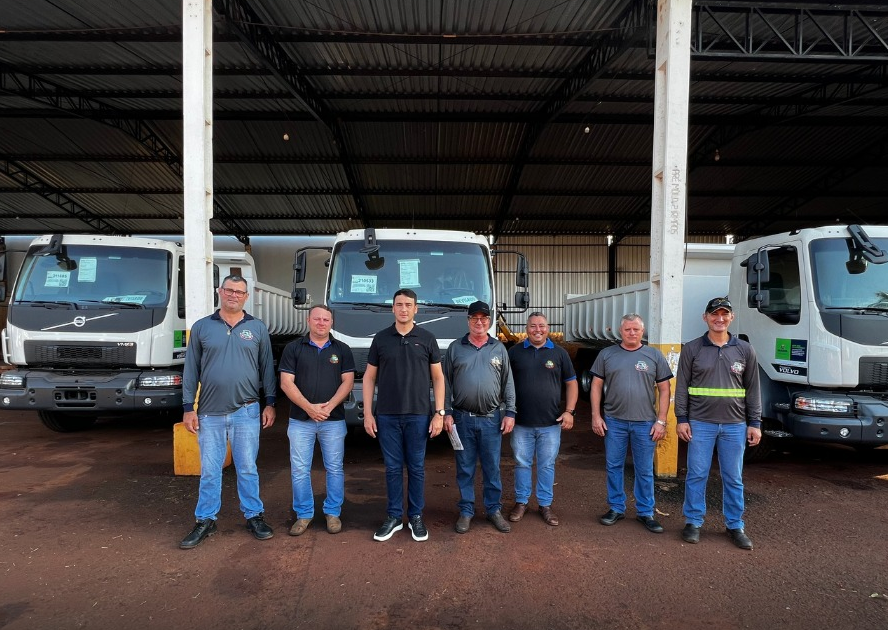 Prefeitura entrega três caminhões caçamba para reforçar a Secretaria de Obras, Viação e Urbanismo