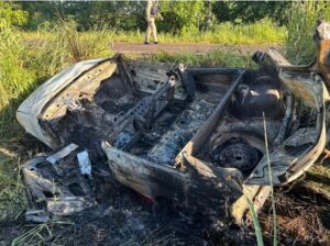Carro pega fogo e motorista morre carbonizado