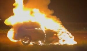 Veículo pega fogo e fica destruído na BR-163 em Toledo