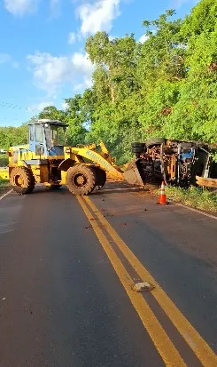 Tombamento de caminhão mata motorista paraguaio