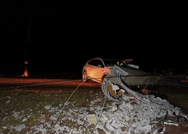 Condutora perde o controle da direção e colide contra postes em Novo Sarandi