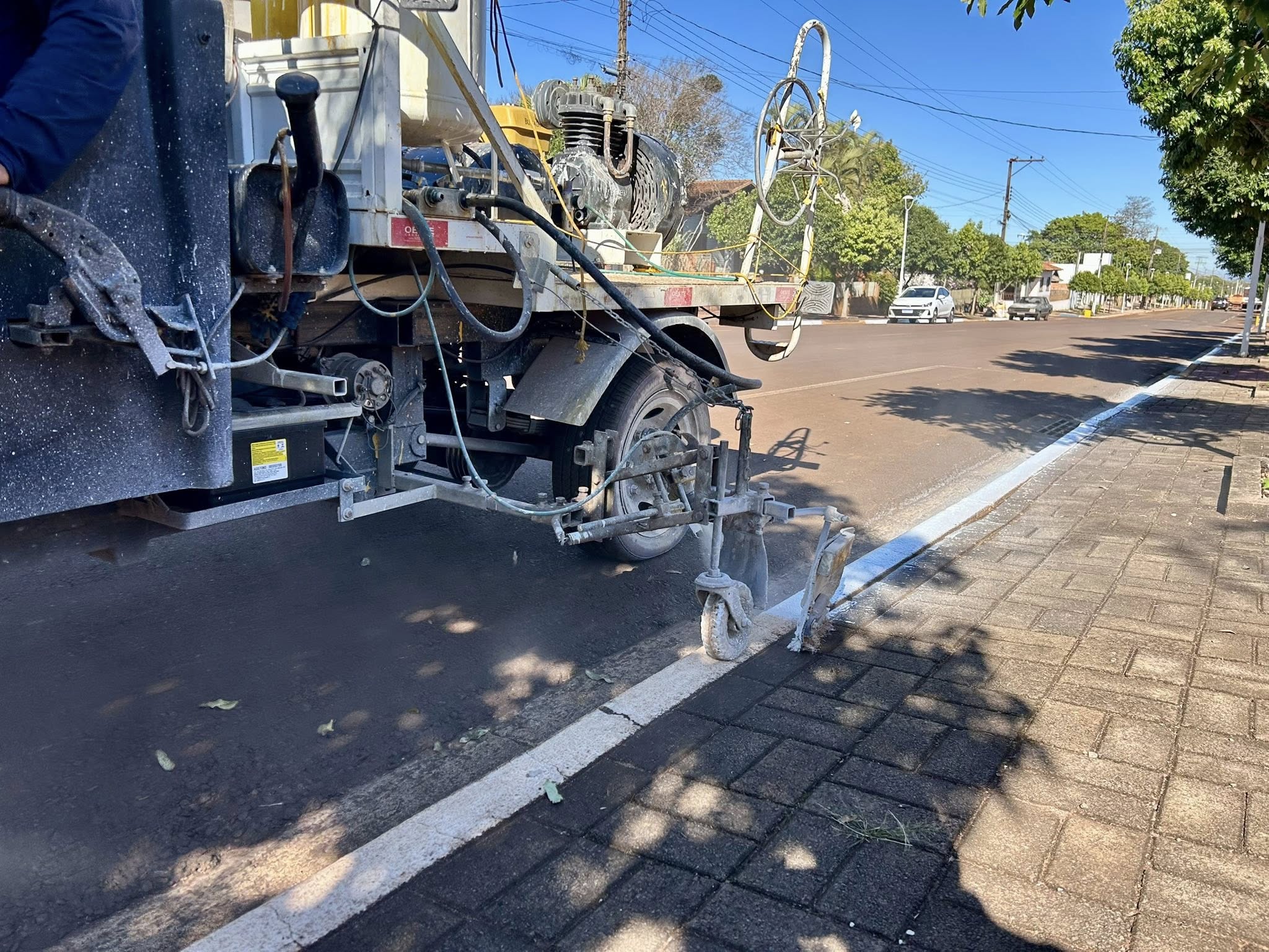 Mercedes inicia pintura de meios-fios e faixas em ruas