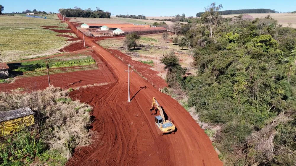 Prefeitura executa adequação na estrada entre Esquina Guaíra  Linha Guavirá