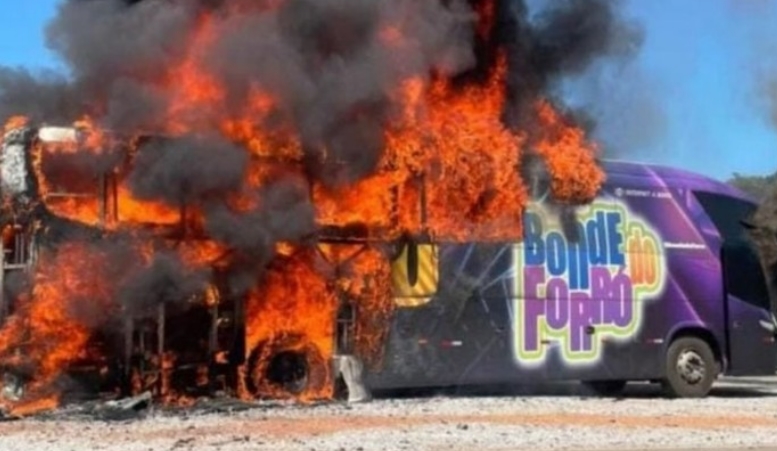 Ônibus da banda Bonde do Forró pega fogo em rodovia