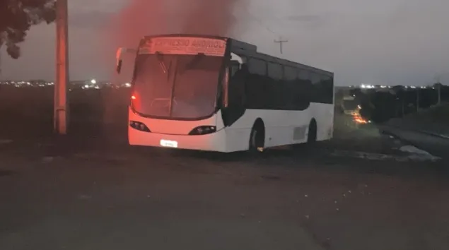 Ônibus pega fogo na BR 163 próximo a Novo Horizonte
