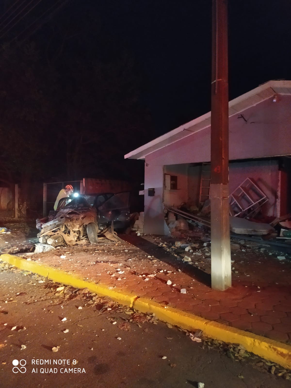 Carro bate contra igreja durante fuga e perseguição pela PM