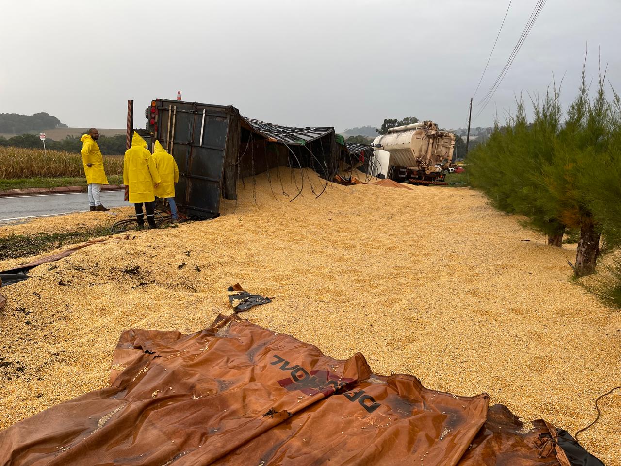 Equipes trabalham na retirada de carga após tombamento de caminhão na PR-495; trânsito segue lento; uma pessoa ficou gravemente ferida