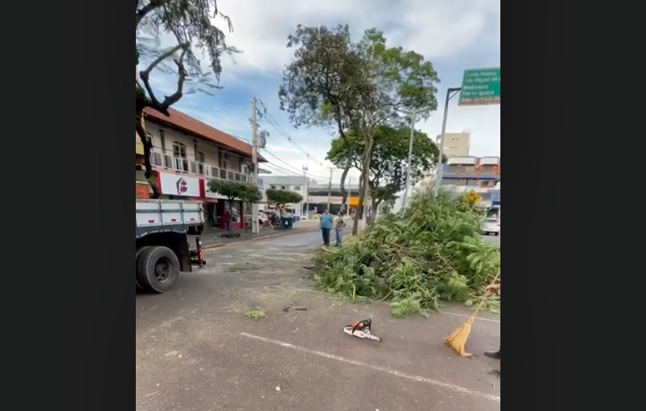 Poda de luminária” no centro da cidade. Trânsito bloqueado em frente a Radio Difusora