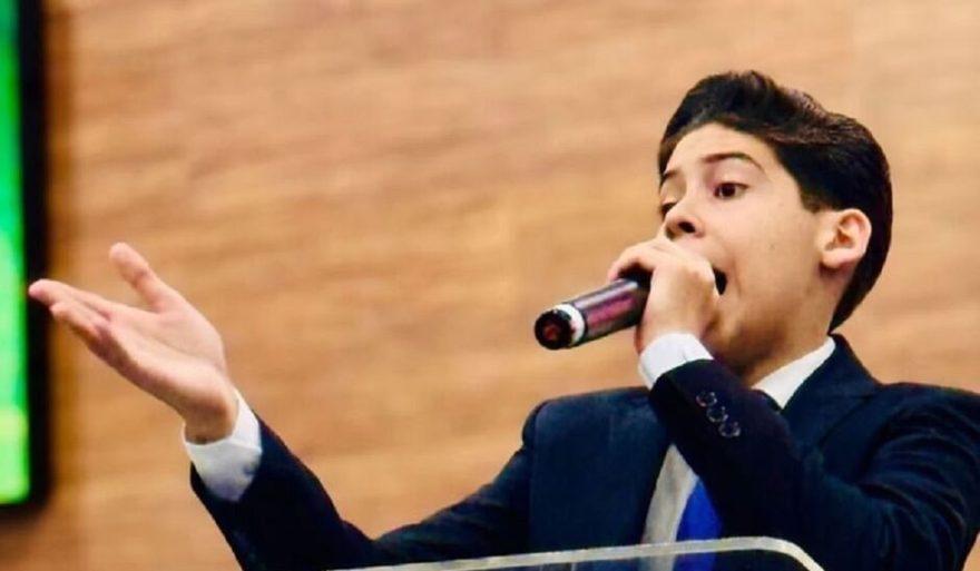 The king, the power: Pastor mirim é expulso e agredido em congresso religioso