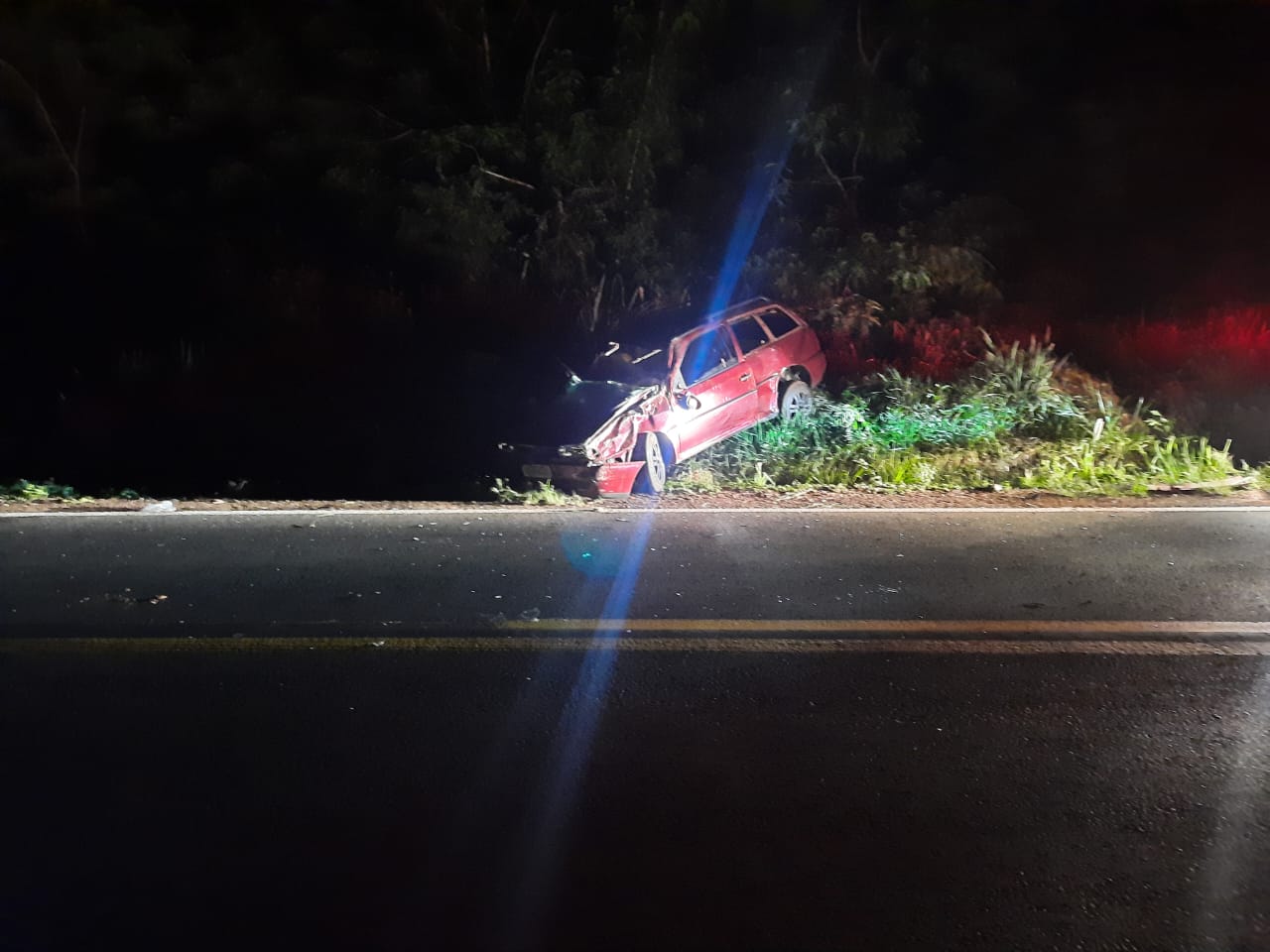 Parati capota e deixa quatro pessoas com ferimentos na região