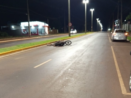 Vídeo: motociclista é lançado após colidir com rotatória em Marechal Rondon