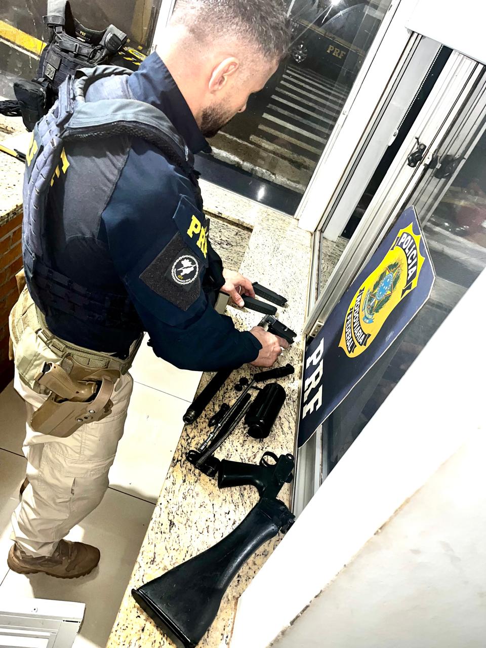 PRF apreende fuzil e pistola durante abordagem na BR-277