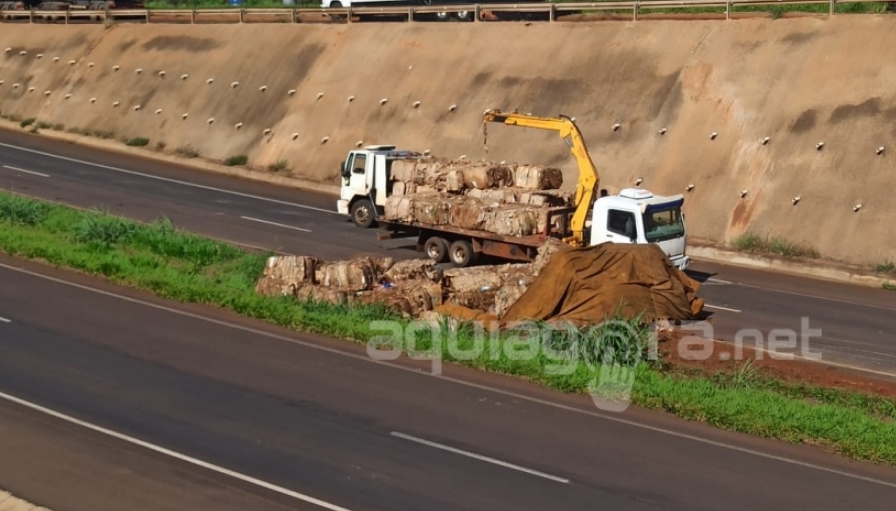 Acidente na BR 163 em Quatro Pontes envolve caminhão de reciclado