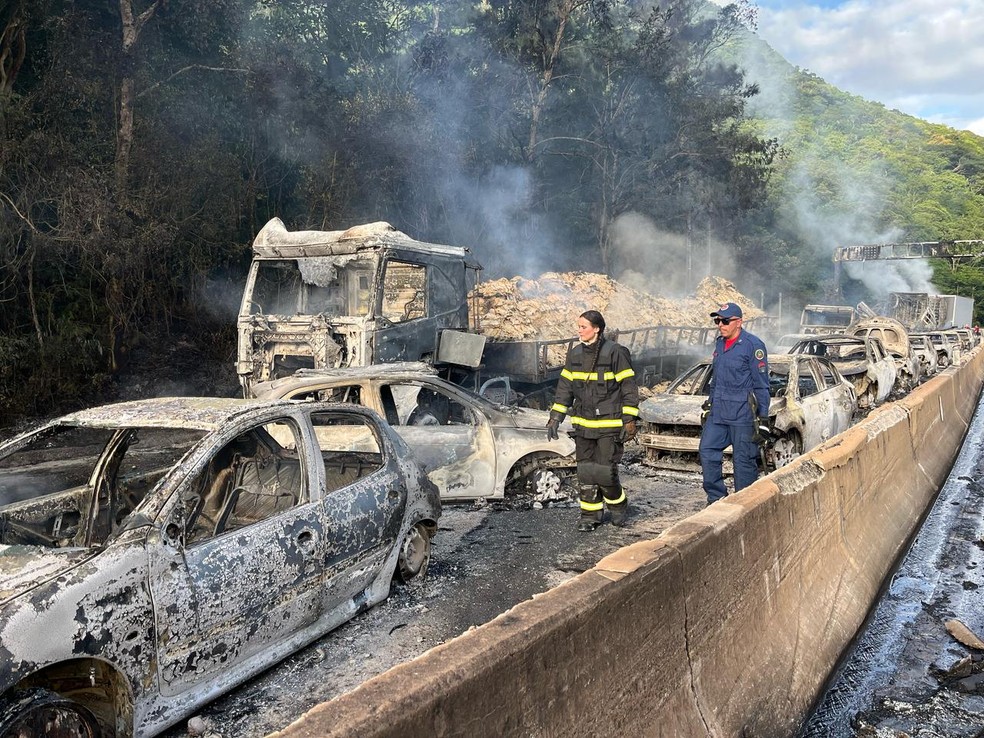 Veículos destruídos após carreta tombar e pegar fogo na BR-101 em Palhoça, na Grande Florianópolis — Foto: Ana Cristina Machado/NSC TV