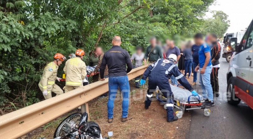 Colisão frontal de motocicletas deixa condutores gravemente feridos em Iguiporã