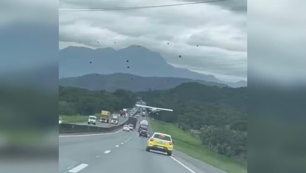 Avião monomotor faz pouso forçado em meio a carros e caminhões na BR-101; VÍDEO