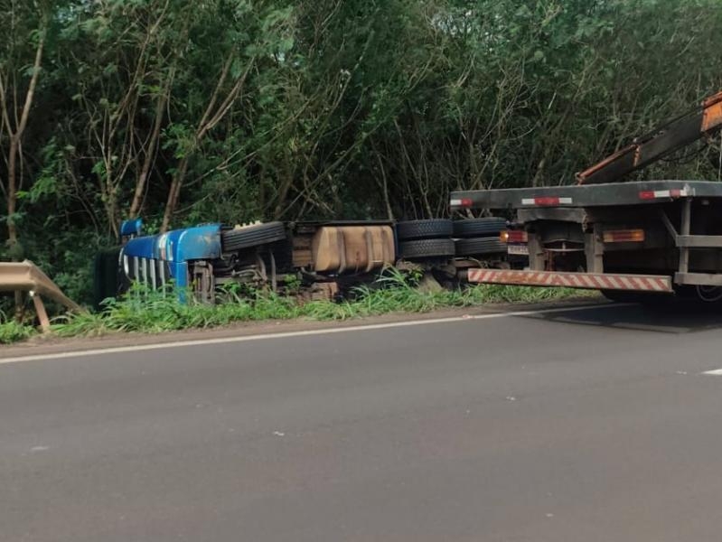 Carreta tomba na ‘Serrinha’ da BR-163, entre Mercedes e Bela Vista – Guaíra