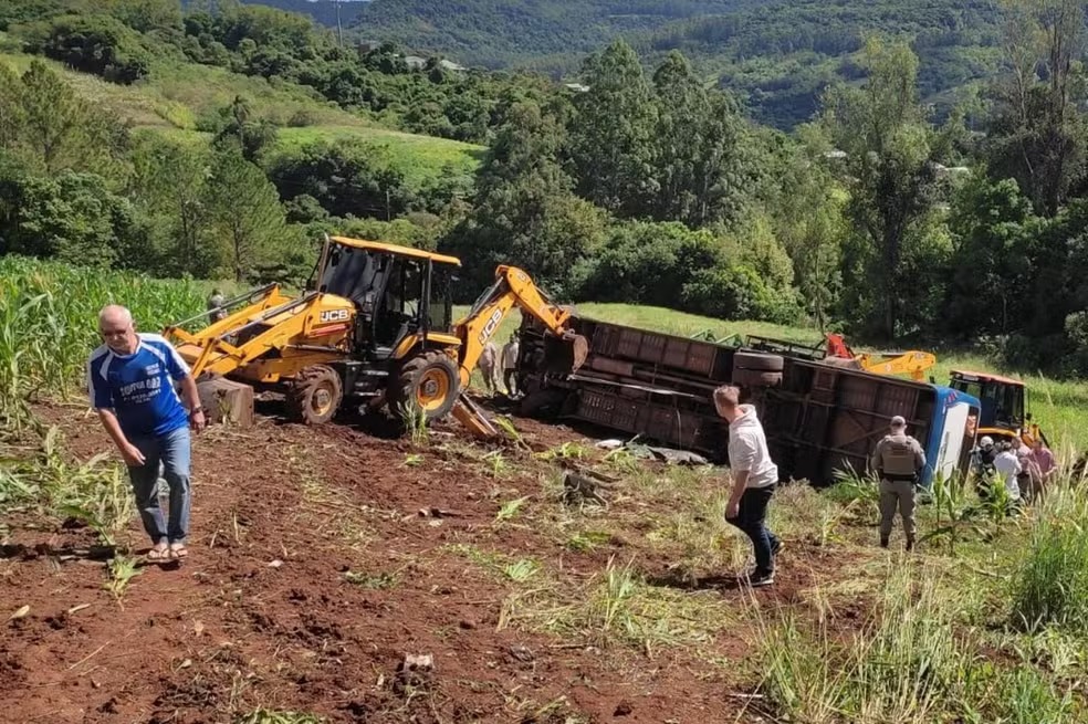 Ônibus com estudantes da UFSM tomba em ribanceira e deixa 7 mortos e 22 feridos