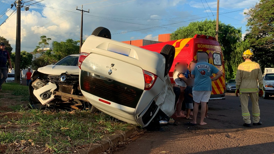 Carro capota após motorista se distrair com choro de bebê em Cascavel
