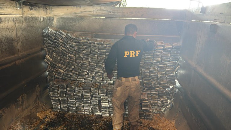 PRF apreende mais de 600 kg de cocaína no Paraná e realiza a maior apreensão da droga no país em 2025