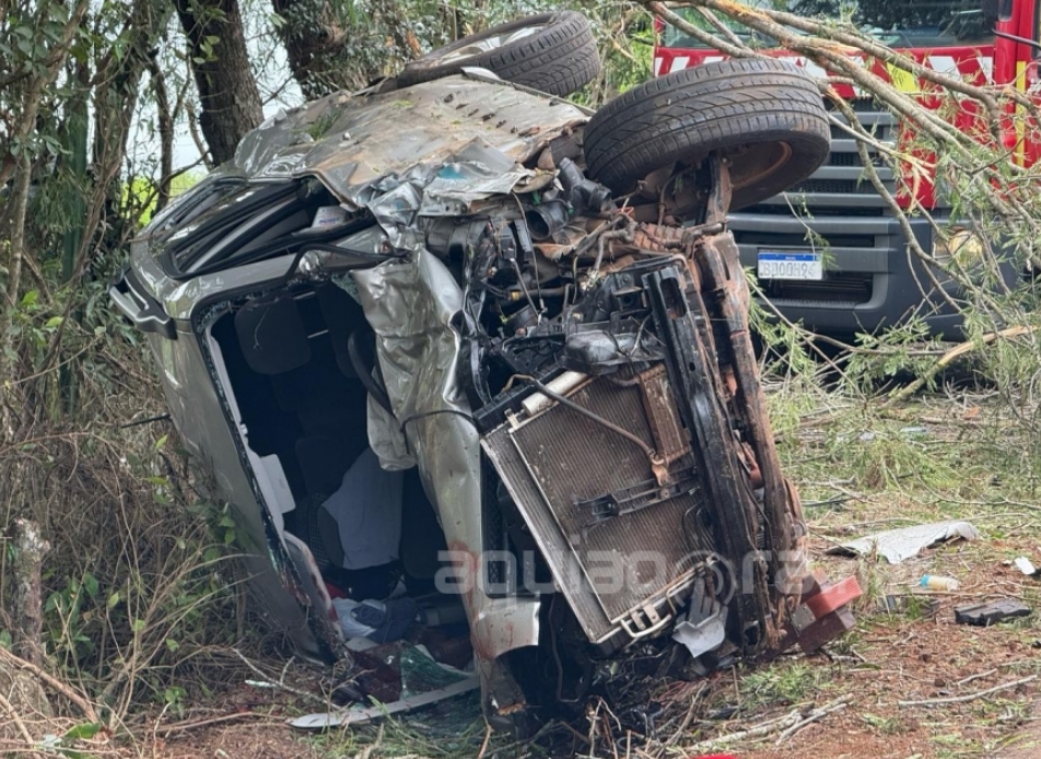 Após colidir contra caminhão, veículo capota por diversas vezes na rodovia entre Rondon e Margarida