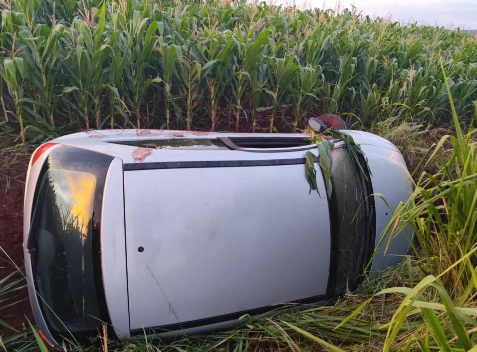 Tombamento de veiculo entre Iguiporã e Curvado