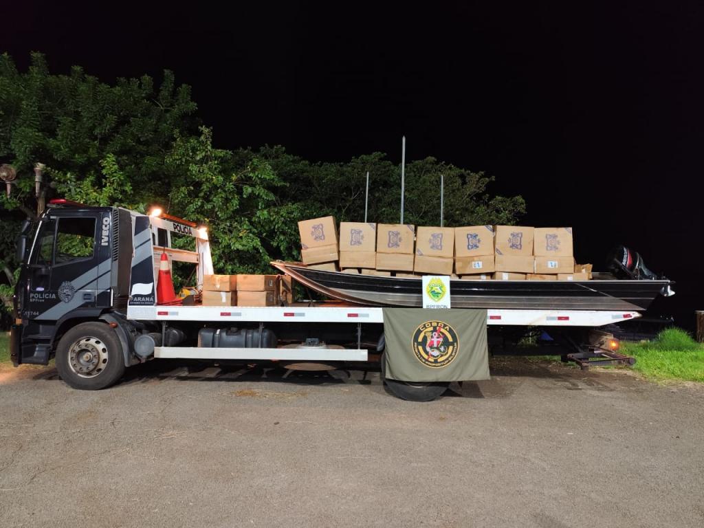 Contrabandista pula do barco e abandona três mil pacotes de cigarros na fronteira