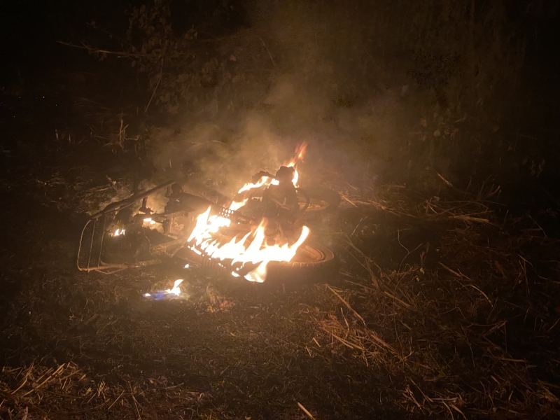 Moto pega fogo e é abandonada em Mercedes