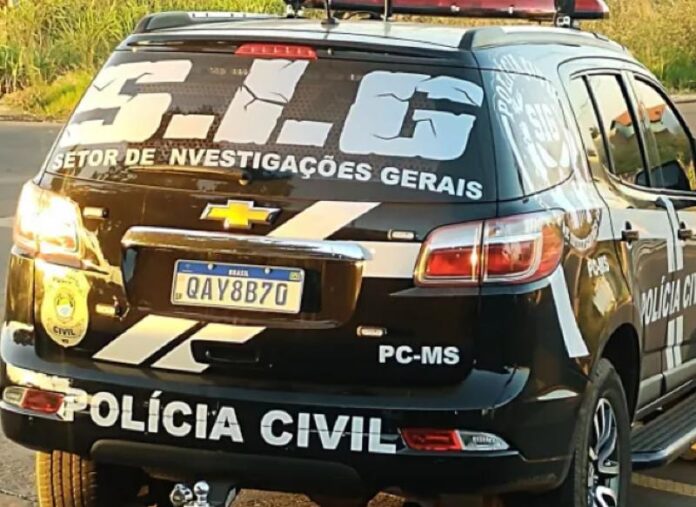 Com facada no tórax, filha mata pai em Mundo Novo e chora em cima do corpo