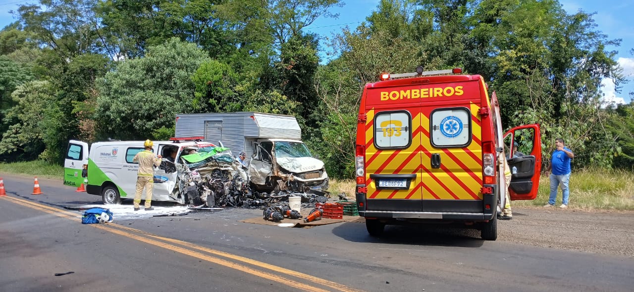 Grave acidente envolvendo ambulância e caminhão deixa cinco feridos na PR-483