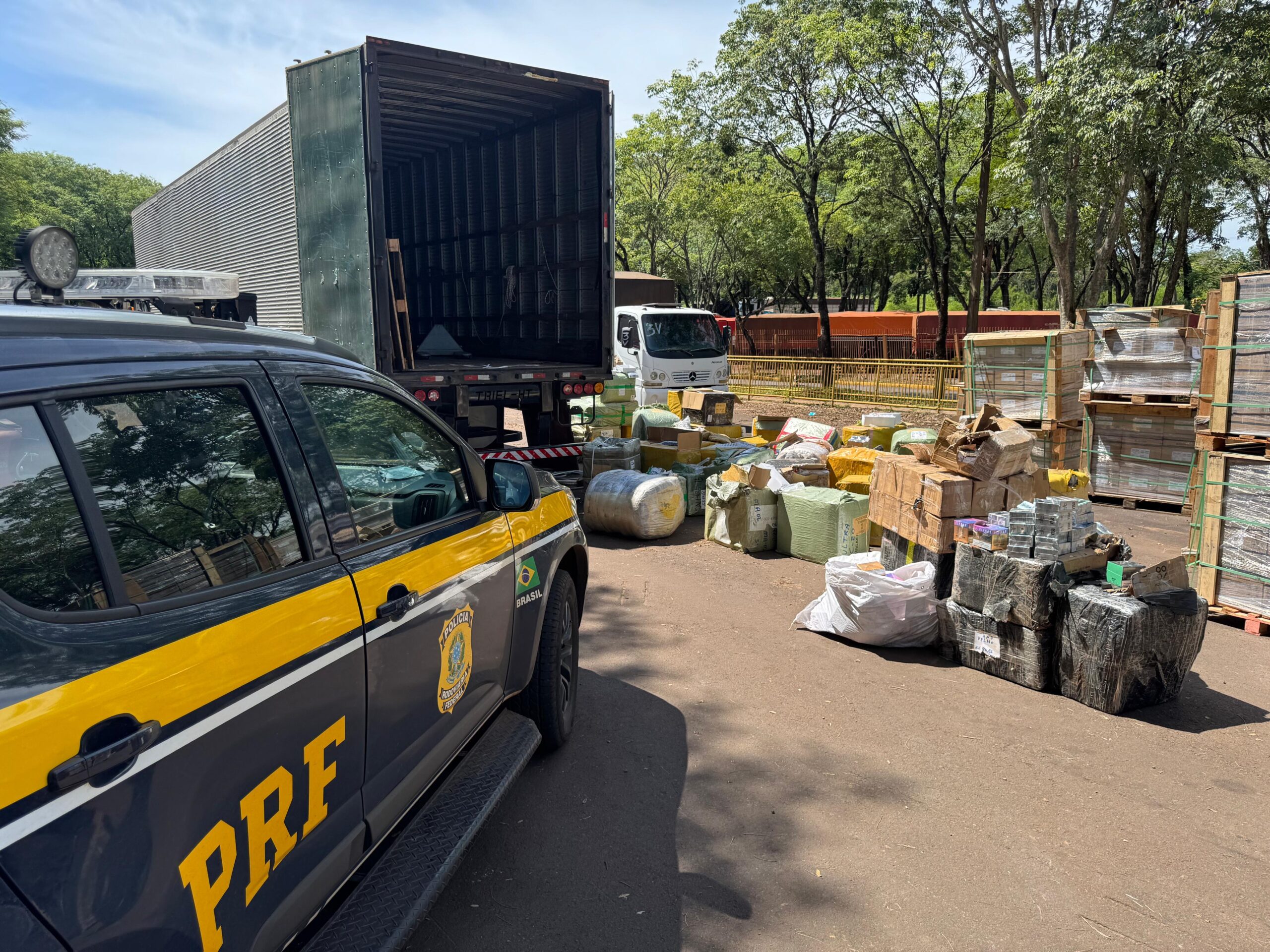 Polícia Rodoviária Federal apreende carreta com produtos estrangeiros em Guaíra/PR