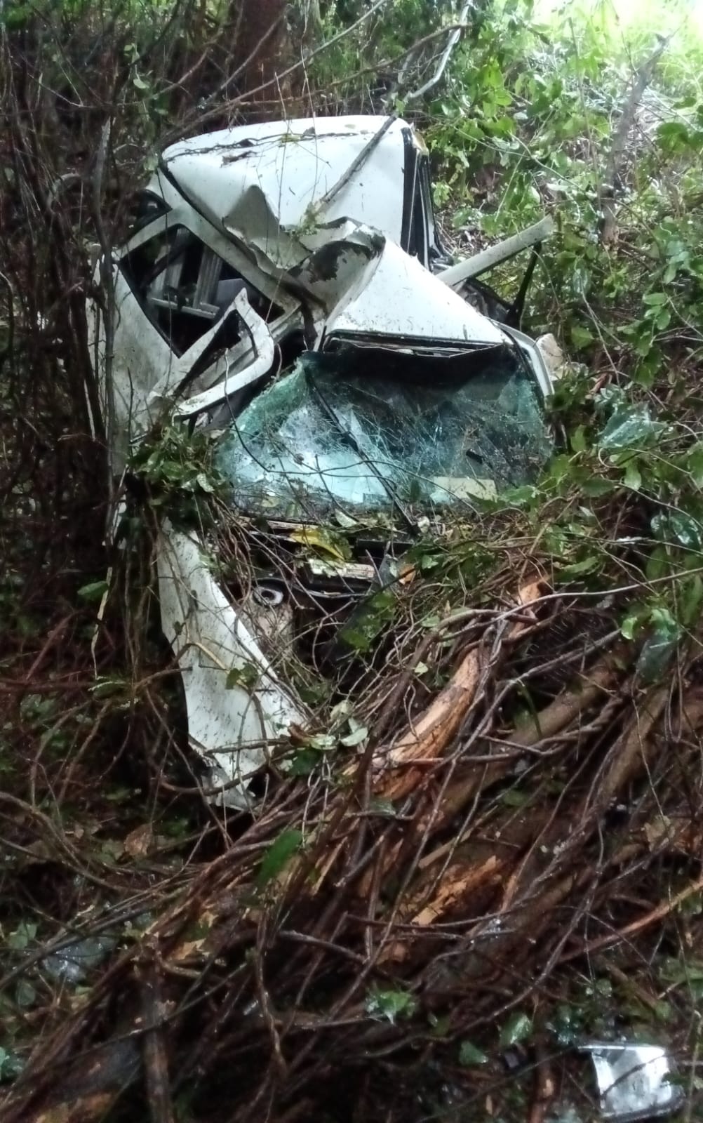 Veículo sai da pista e cai em barranco entre Curvado e Iguipora