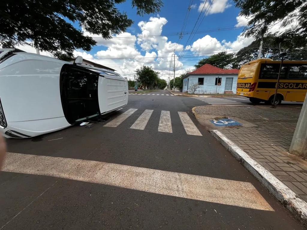 Carro tomba após colisão com ônibus escolar em Quatro Pontes