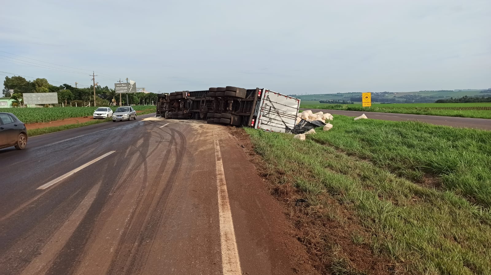 Carreta carregada tomba na BR-163 e provoca congestionamento em Sede Alvorada