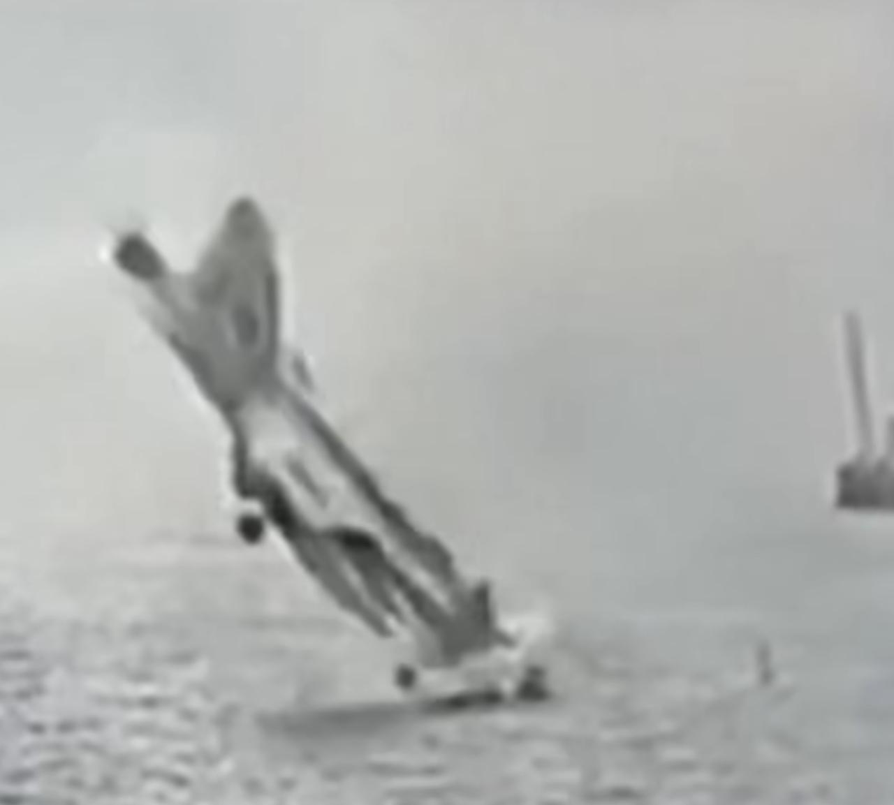 Vídeo: Avião da Marinha dos EUA cai na Califórnia; tripulantes são resgatados