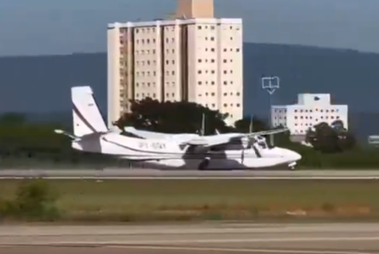 Avião faz pouso de barriga no aeroporto de Sorocaba, interior de SP; vídeo