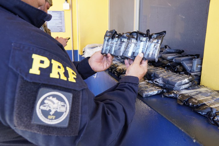 PRF apreende carga de cigarros eletrônicos na BR-277, em Santa Terezinha de Itaipu (PR)