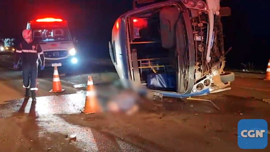 Tragédia na BR-277: condutor de micro-ônibus morre ao ser ejetado em colisão frontal com automóvel em Santa Tereza do Oeste