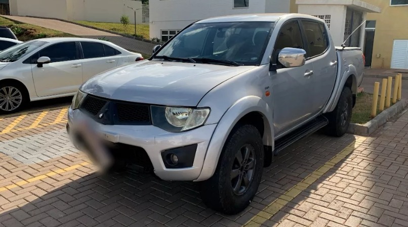 Três suspeitos são detidos após PM recuperar caminhonete roubada em Cascavel