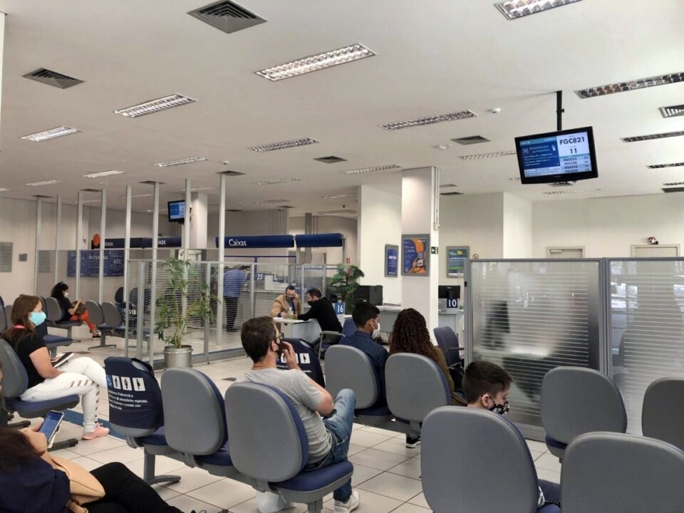 As festas de final de ano vão alterar o expediente bancário nas próximas duas semanas.