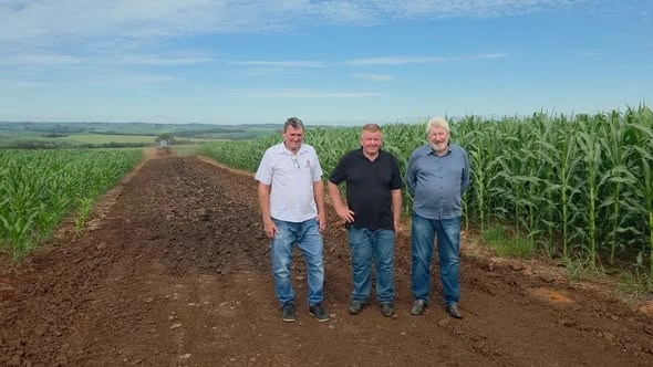 Prefeitura realiza recuperação emergencial de estrada na Linha Guaramirim