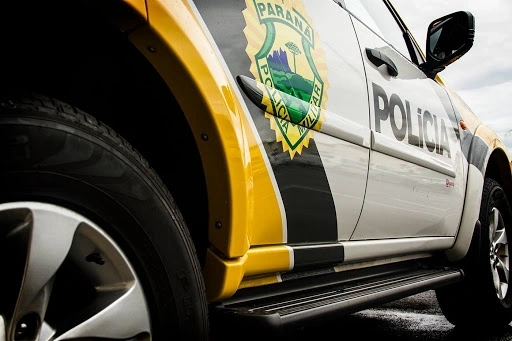 Adolescente são surpreendidos pela PM fumando maconha