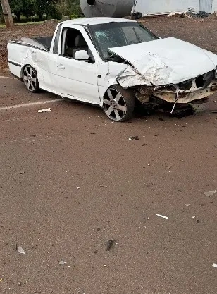 Colisão no anel viário resulta em danos de grande monta e dois condutores feridos