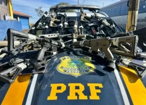 PRF apreende 26 fuzis na BR 277