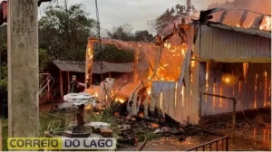 Casa é destruída por incêndio no interior de Santa Helena