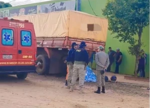 Motociclista morre ao colidir em traseira de carreta estacionada