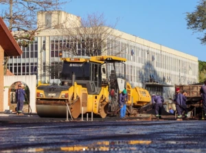 Obra na rua Henrique Afonso Sturm avança para etapa de aplicação do asfalto