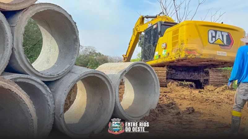 Obras de drenagem são retomadas e preparam área para construção de casas populares